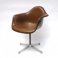 Eames Plastic Arm Chair Turned Base (1950) BR03C