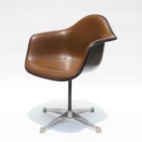 Eames Plastic Arm Chair Turned Base (1950) BR04C