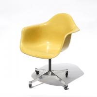 Eames Plastic Arm Chair Castor Base (1950) MU01C