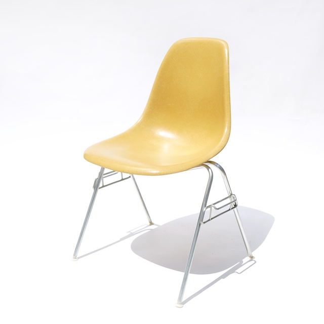 Eames Plastic Side Chair Stacking (1953) MU01S