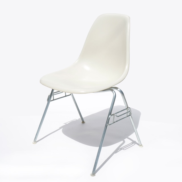 Eames Plastic Side Chair Stacking (1953) PC01S