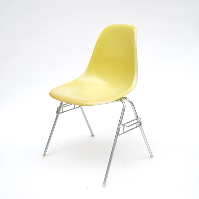 Eames Plastic Side Chair Stacking (1953) LY01S