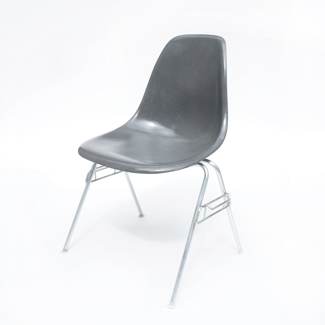 Eames Plastic Side Chair Stacking (1953) EG01S