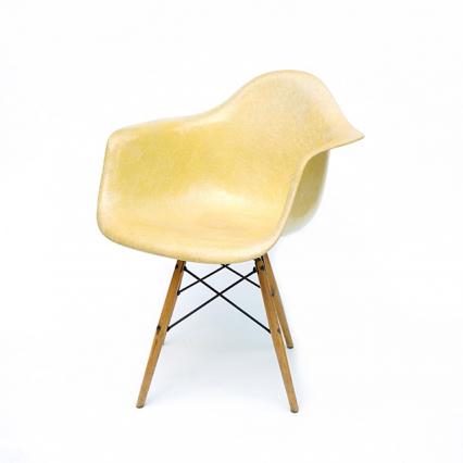 Eames Plastic Arm Chair Dowel Leg Swivel (1950) LY